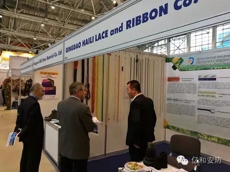 工作人員現(xiàn)場(chǎng)為海外客戶講解特種繩纜