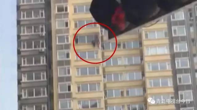 高樓發生火災住戶被困18樓窗外