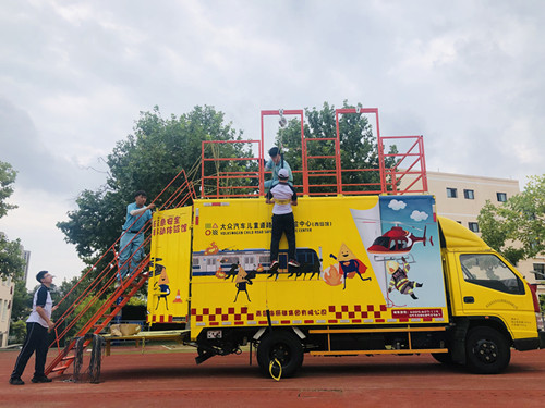 青島第十六中學在海麗培訓講師指導下進行高層緩降訓練