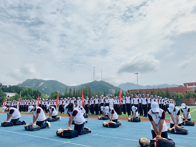 青島六十八中在海麗培訓講師指導下進行心肺復蘇訓練